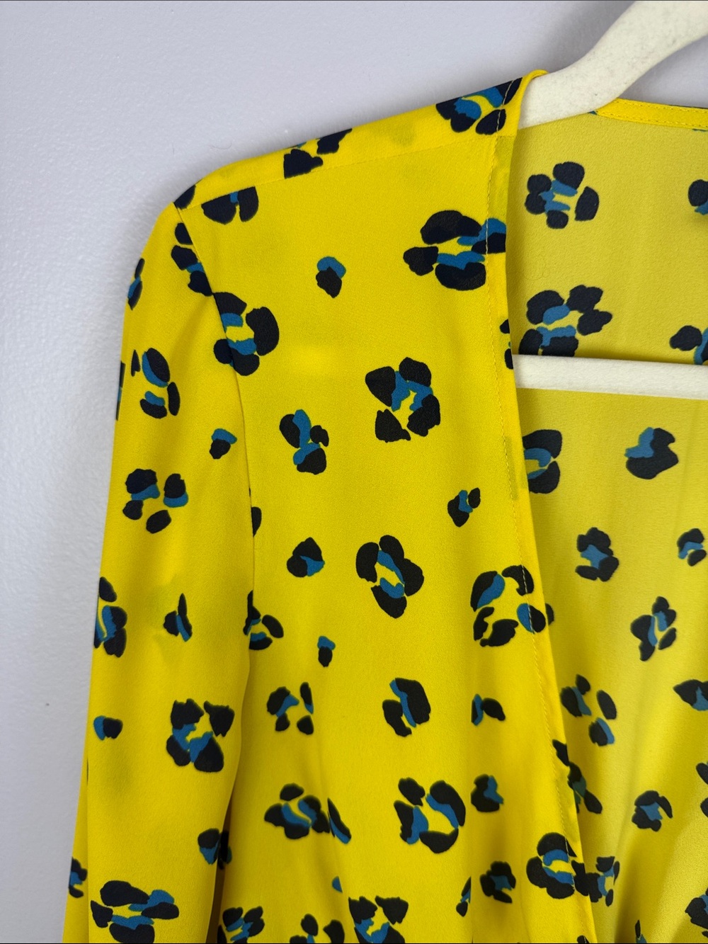 Cabi Presentation Blouse Yellow Floral Cheetah Print Tie Front Peplum M - Picture 6 of 12